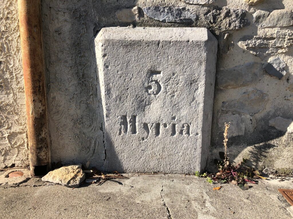 La borne myriamétrique de Croix-Haute à St-Hippolyte